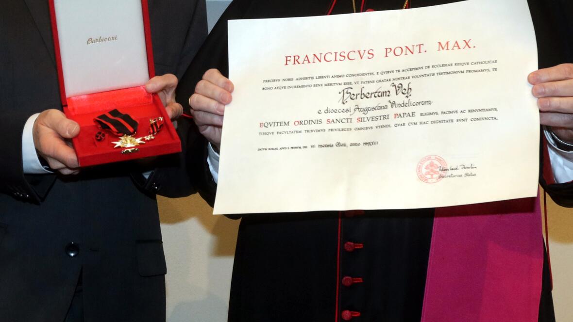 Neun Persönlichkeiten aus dem Bistum Augsburg sind an diesem Mittwoch mit päpstlichen Auszeichnungen für kirchliches Engagement gewürdigt worden, darunter der ehemalige Präsident des Landgerichts Augsburg Dr. Herbert Veh. (Fotos: Annette Zoepf / pba)