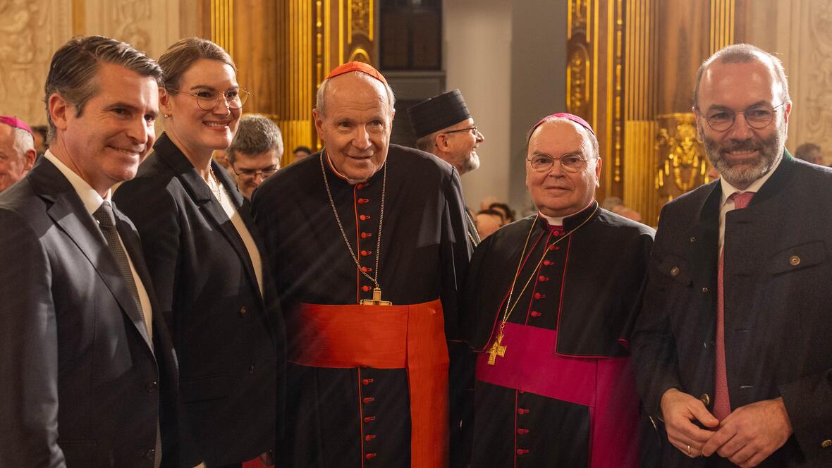 (v.l.) Eric Beißwenger, Staatsminister für Europaangelegenheiten, Augsburgs Oberbürgermeisterin Eva Weber, päpstlicher Gesandter Kardinal Christoph Schönborn, Augsburgs Bischof Dr. Bertram Meier und Europaabgeordneter Manfred Weber, Partei- und Fraktionsvorsitzende der EVP. (Foto: Julian Schmidt / pba)