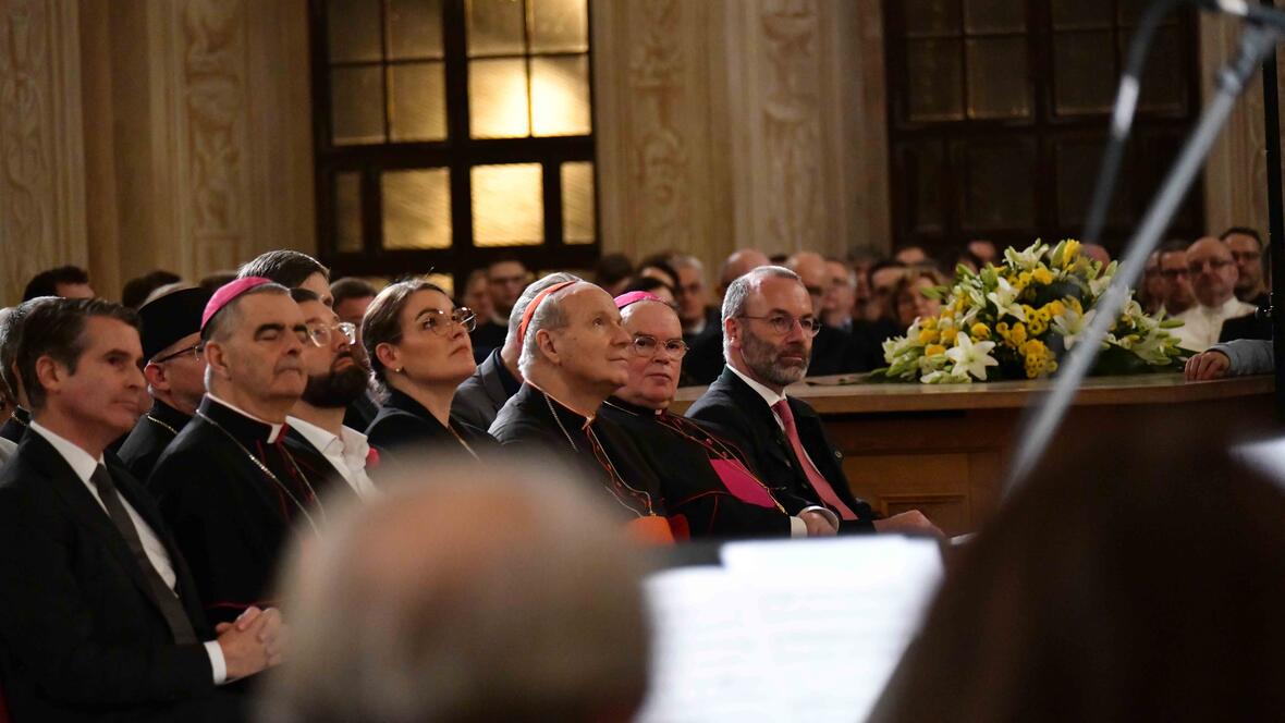 Viele Gäste aus Kirche und Gesellschaft folgten der Einladung zum Festakt in den Goldenen Saal. (Foto: Maria Rösch / pba)
