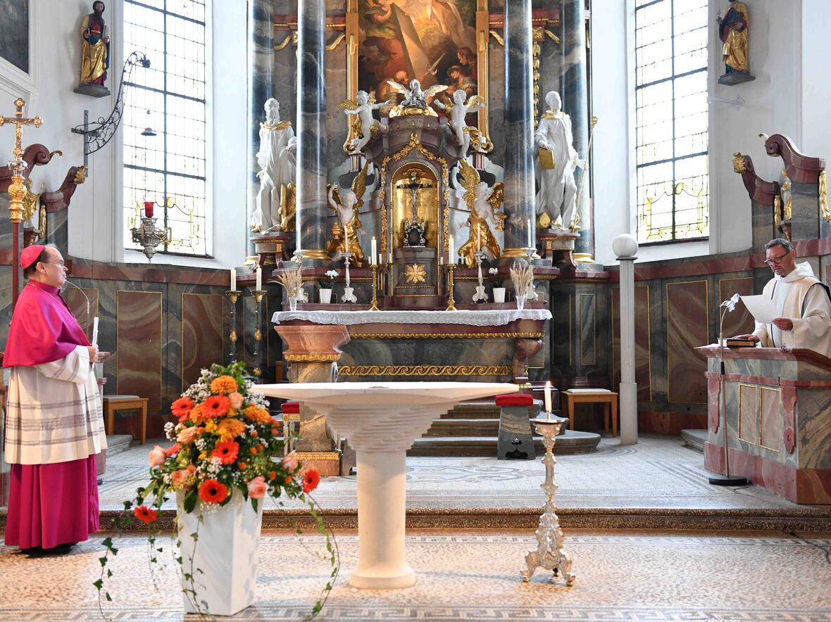 Bischof Bertram hat heute Pfarrer Ralf Gührer zum Dekan ernannt und in sein Amt eingeführt (Foto: Maria Steber / pba).