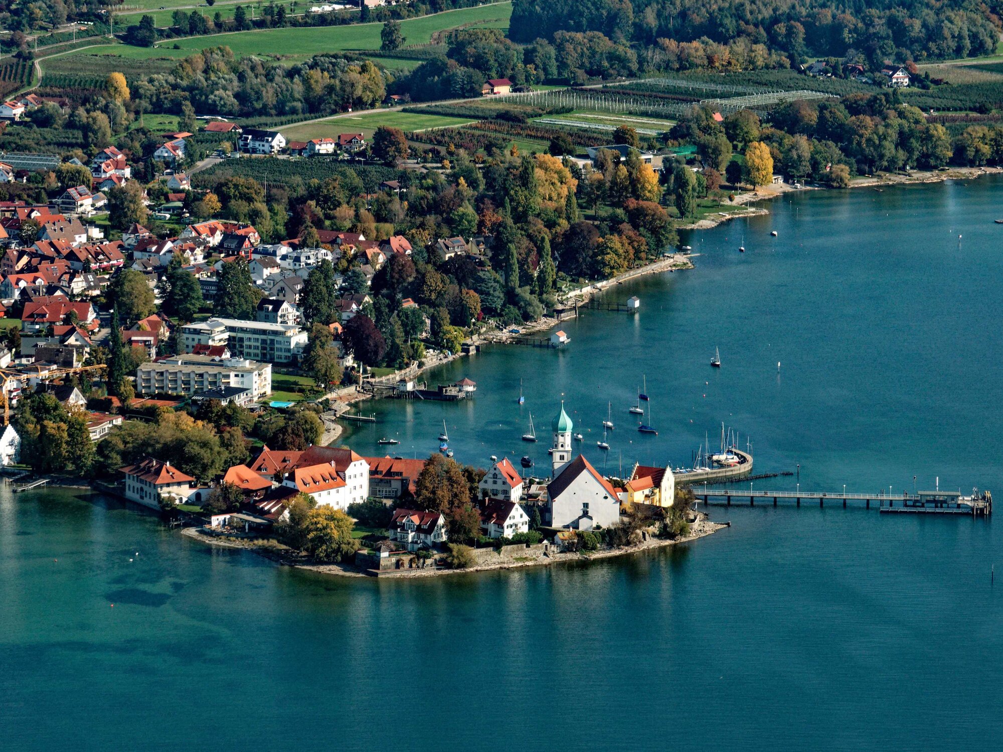 Die Halbinsel von Wasserburg fotografiert vom Zeppelin aus.
