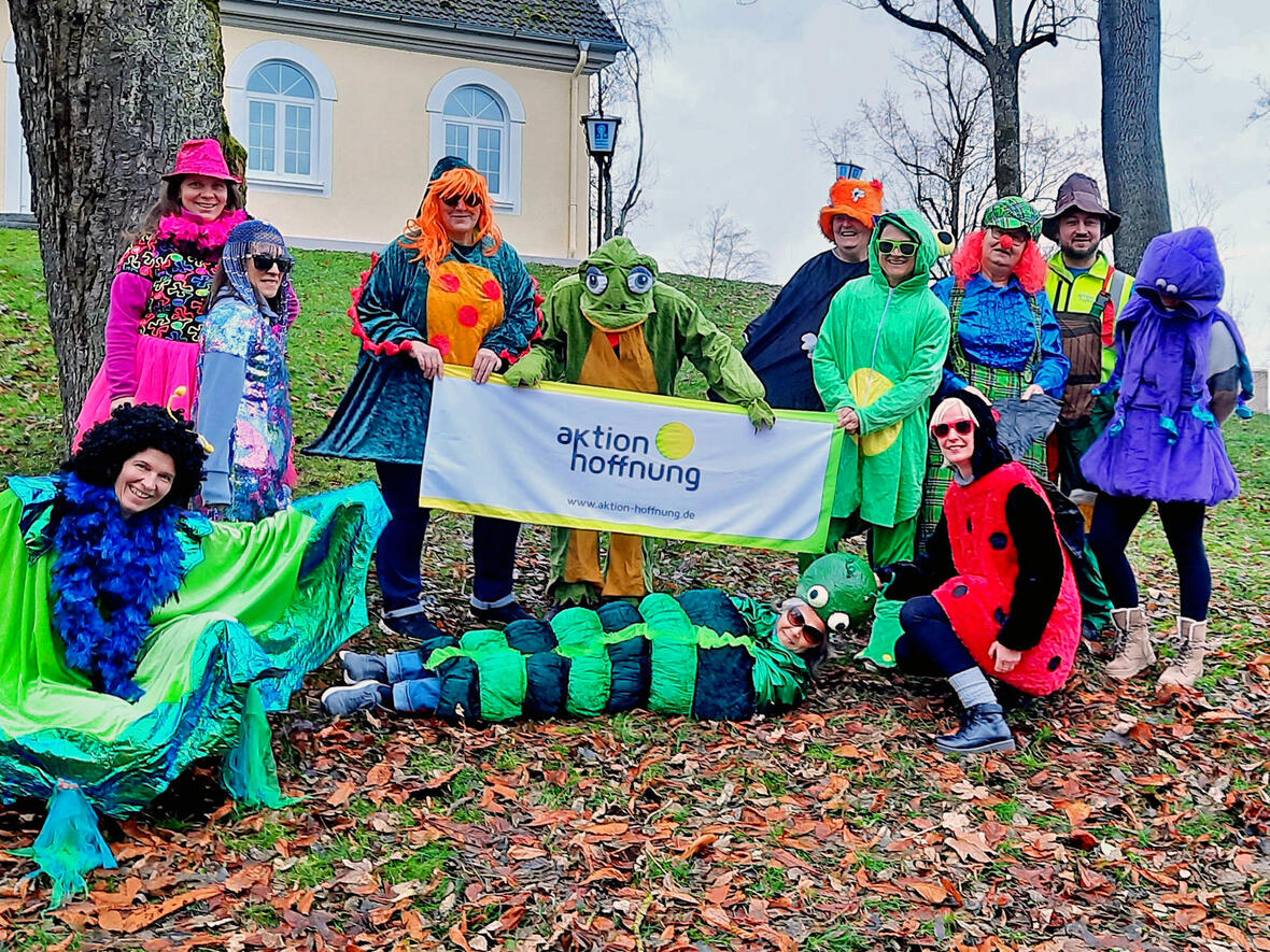 Das Team der aktion hoffnung präsentiert die Vielzahl an bunten und ausgefallenen Verkleidungen, die bei den Secondhand-Faschingsmärkten der aktion hoffnung angeboten werden. (Foto: Andrea Haslacher / aktion hoffnung)