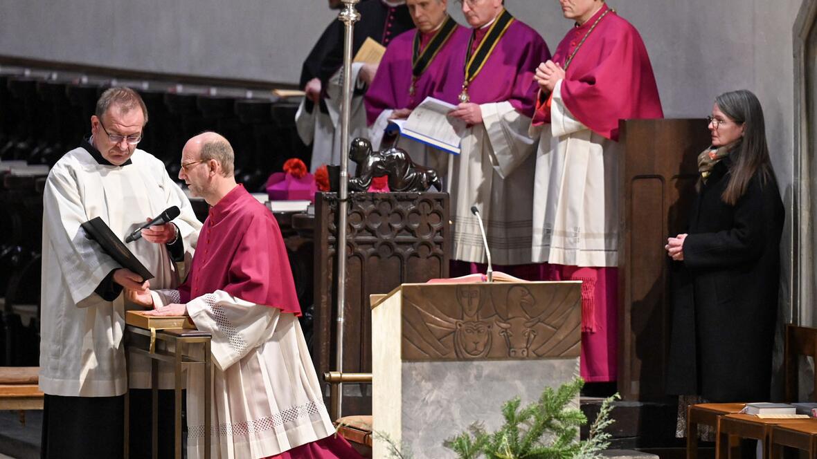 Domkapitular Thomas Rauch legt den Schwur auf das Evangelium ab.