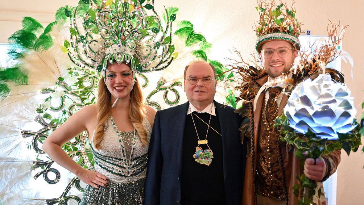 Bischof Bertram zusammen mit dem diesjährigen Prinzenpaar der Hollaria. (Fotos: Leander Stork / pba) 