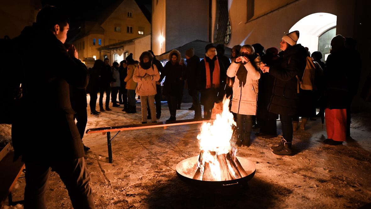 Neujahrsempfang des Kita-Zentrums St. Simpert vor der Kirche Heilig-Kreuz in Augsburg (Foto: Julian Schmidt / pba)