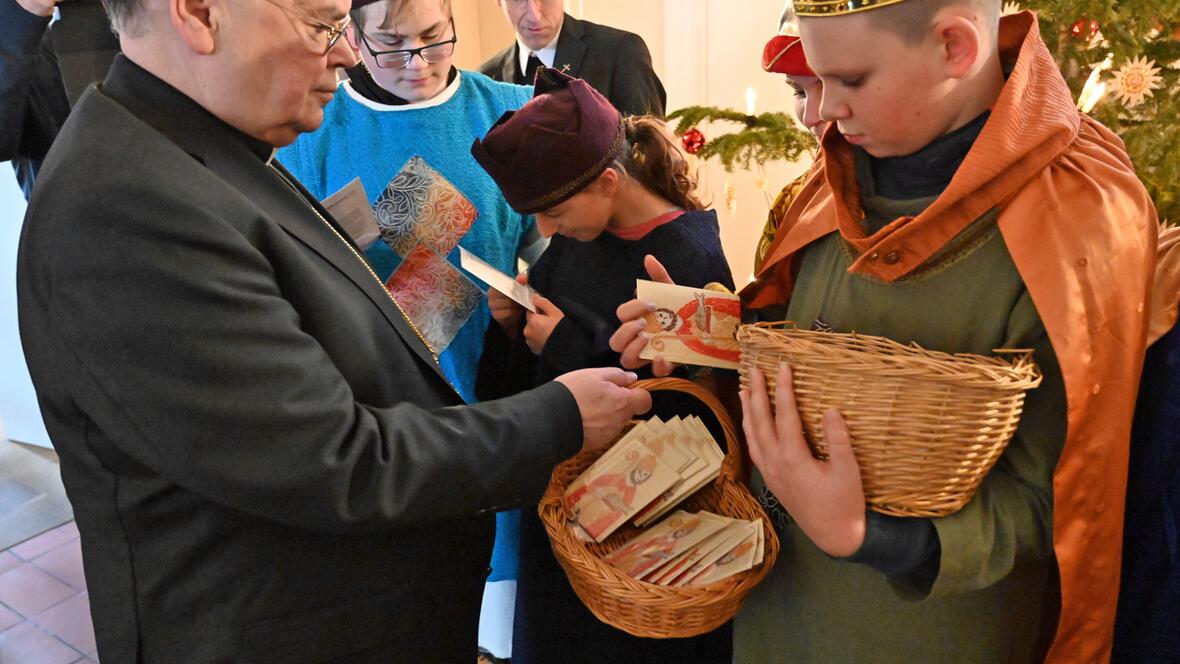 Bischof Bertram schenkte zum Abschluss jedem Kind als Andenken an den Besuch ein kleines Ulrichskreuz.