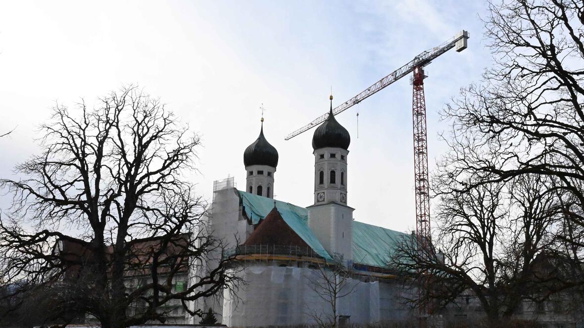 Das Kloster Benediktbeuern noch weitgehend eingerüstet. (Foto: Theresa Wiedemann / pba)