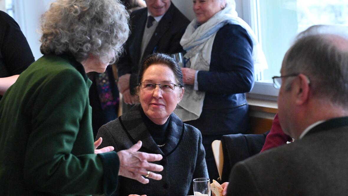Nach dem feierlichen Gottesdienst gab es bei einem Stehempfang Gelegenheit zu Austausch und Gespräch (Fotos: Theresa Wiedemann / pba)