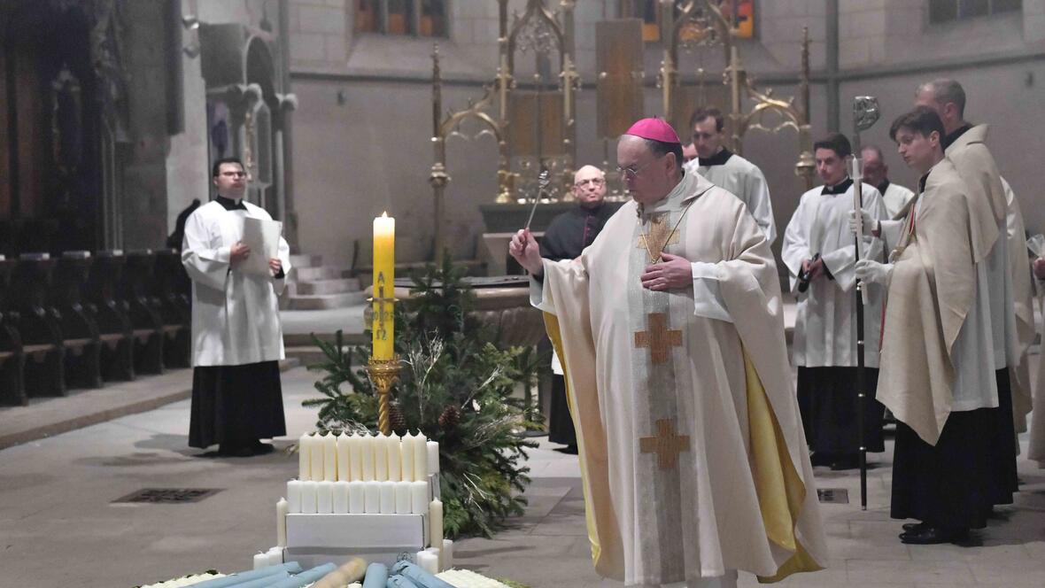 Zu Beginn des feierlichen Gottesdienstes segnete Bischof Bertram die Kerzen im Westchor des Doms. (Foto: Maria Rösch / pba)