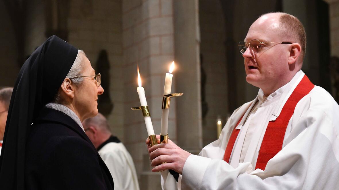 Nach dem Pontifikalamt wurde den Gläubigen der Blasiussegen gespendet (Foto: Maria Rösch / pba)