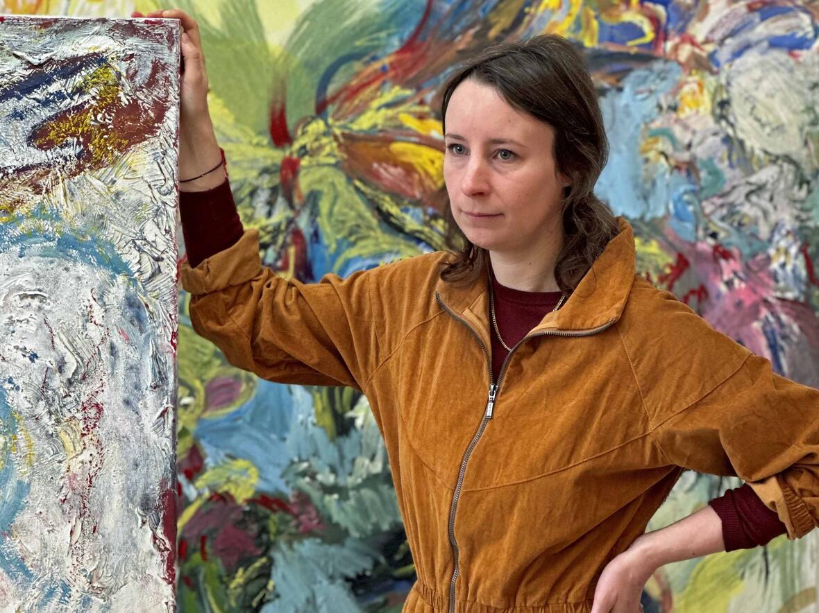 Die Künstlerin Nina Lamiel Bruchhaus in ihrem Atelier. (Foto: Michael Kießling)