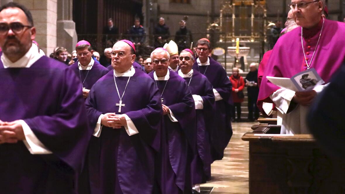 60 Bischöfe zogen zum Beginn des Gottesdienstes feierlich in den Augsburger Dom ein (Fotos: Annette Zoepf / pba).