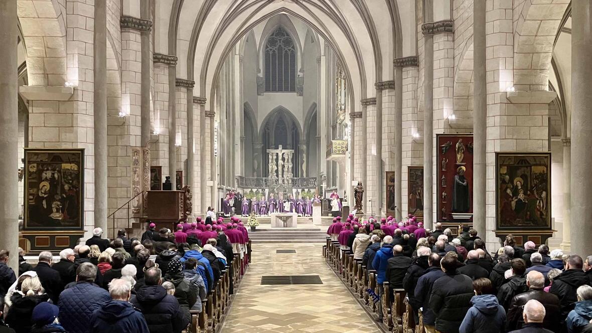 Der Dom war während des Eröffnungsgottesdienstes gut gefüllt. (Foto: Nicolas Schnall / pba)