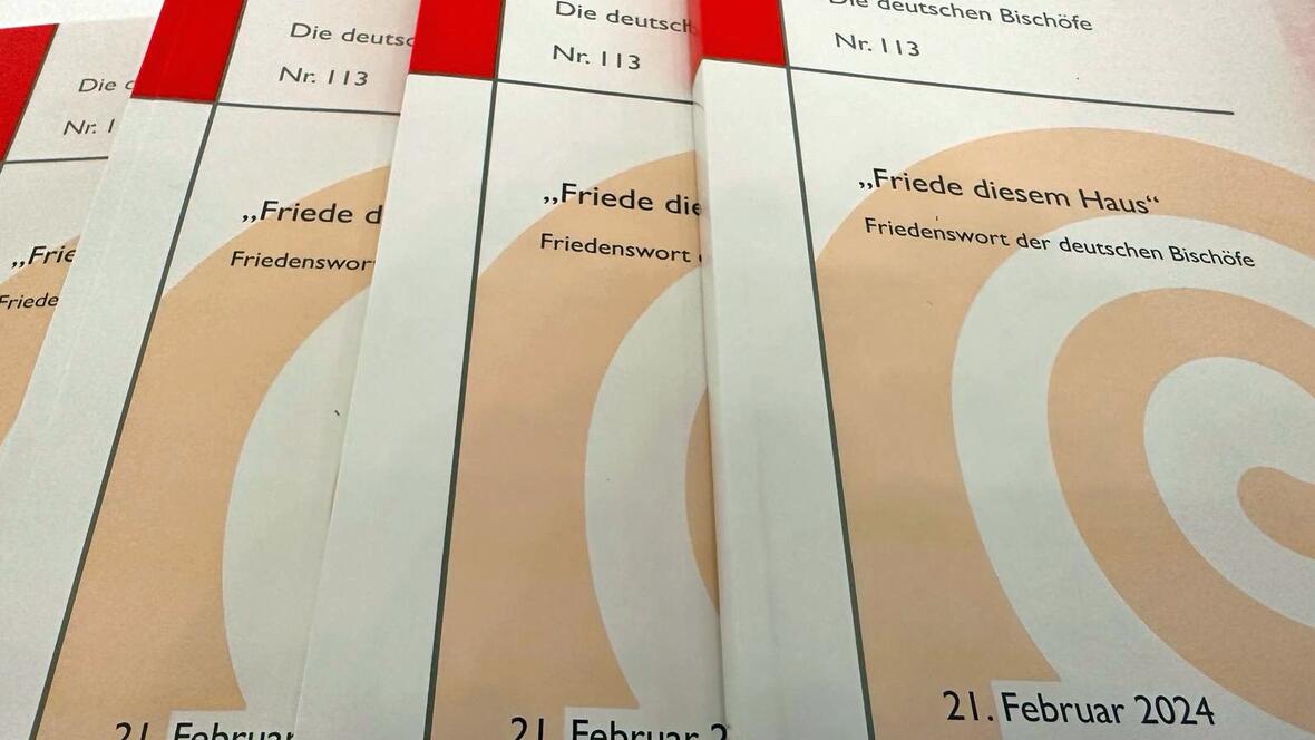 Die Broschüre mit dem neuen Friedenswort der deutschen Bischöfe. (Foto: Ulrich Bobinger / pba)
