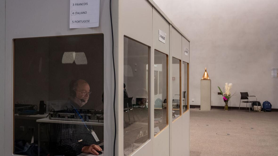 Zahlreiche Dolmetscherinnen und Dolmetscher wirkten im Hintergrund des internationalen Bischofstreffens.