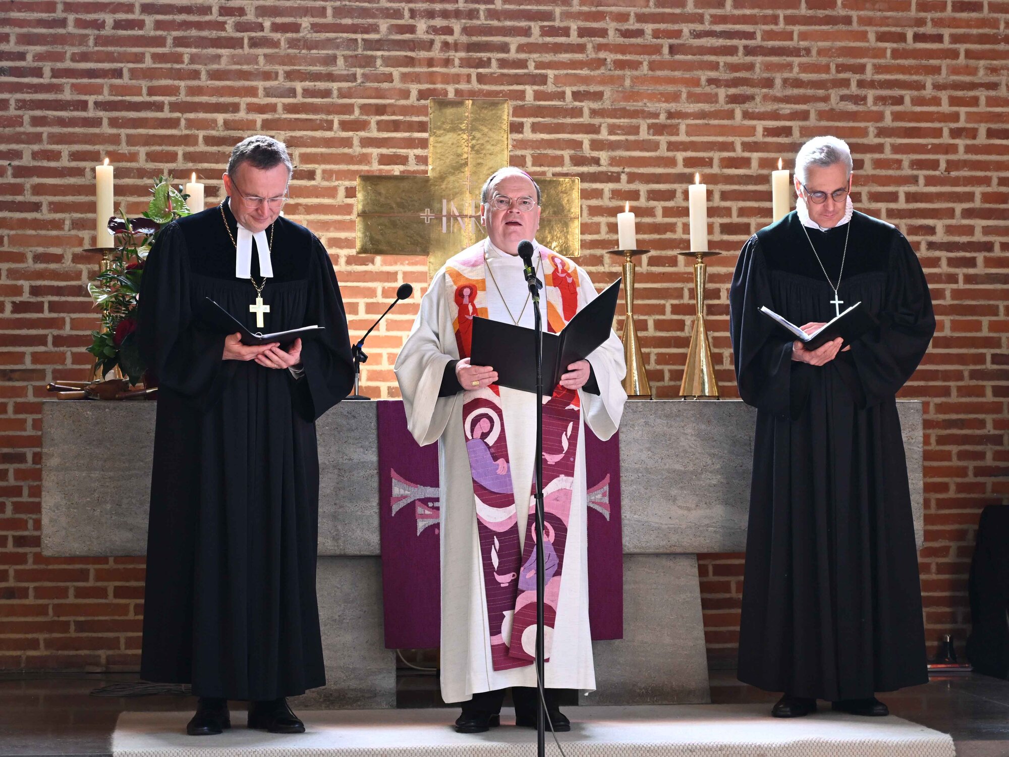 Die Vesperkirche wurde in einem feierlichen ökumenischen Gottesdienst von Bischof Dr. Bertram Meier (Mitte), Landesbischof Christian Kopp (links) und Dekan Frank Kreiselmeier (rechts) eröffnet. 