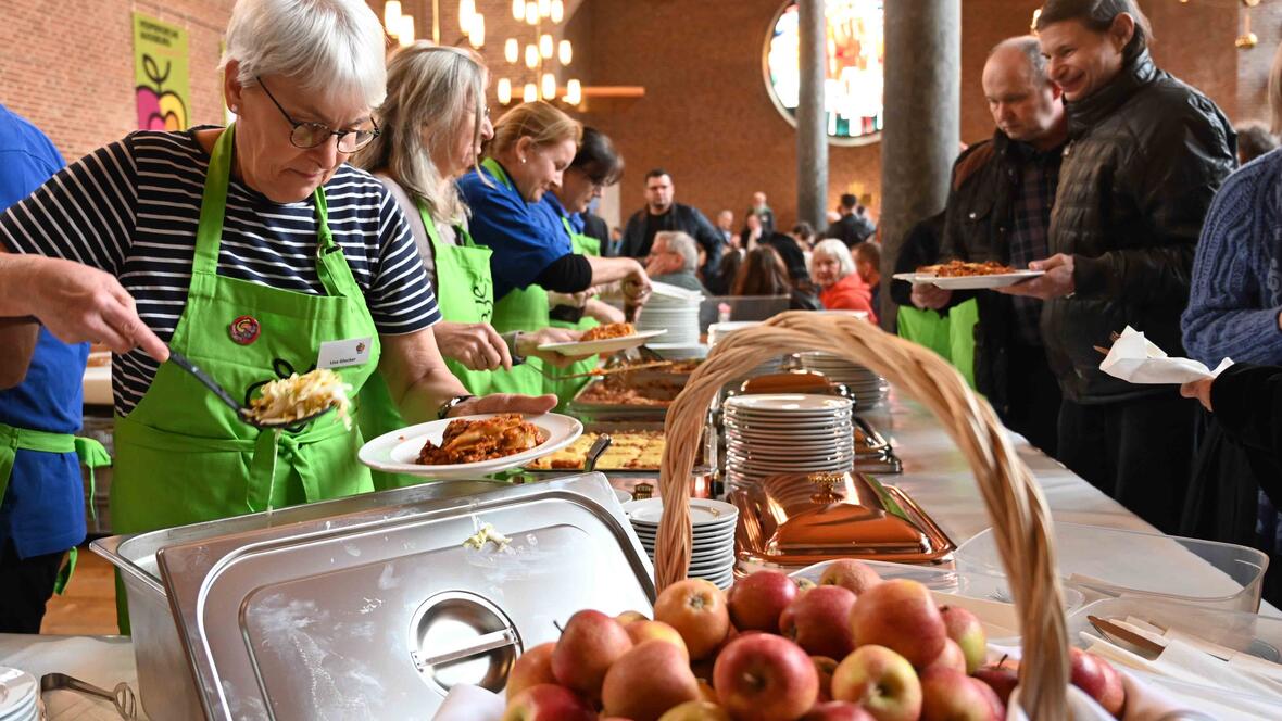 Bei der Ökumenischen Vesperkirche heißt es die kommenden zwei Wochen miteinander Mahl zu halten und sich zu begegnen. Jeder ist willkommen. (Fotos: Maria Rösch / pba) 