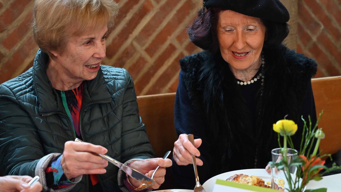 Bereits nach dem Gottesdienst war Zeit, miteinander ins Gespräch zu kommen und Essen zu teilen. 