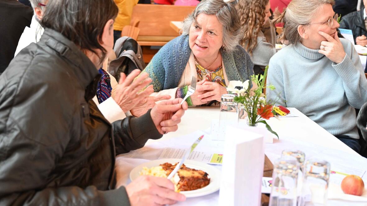 "Alle an einem Tisch": So lautet das Motto des Projekts. Und nicht nur die Tischgemeinschaft, sondern auch Hilfe und Beratung werden beim Projekt großgeschrieben.