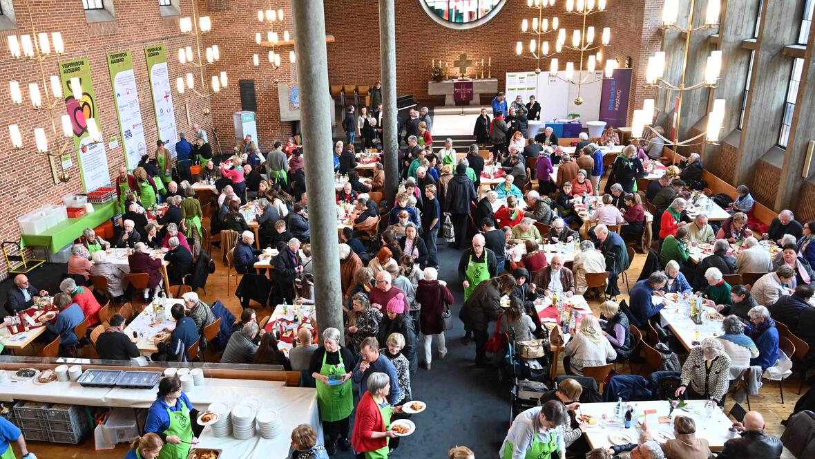 Ein ungewöhnlicher Anblick: Alle Bänke wurden aus der Kirche entfernt und durch Stühle und Tische ersetzt. 