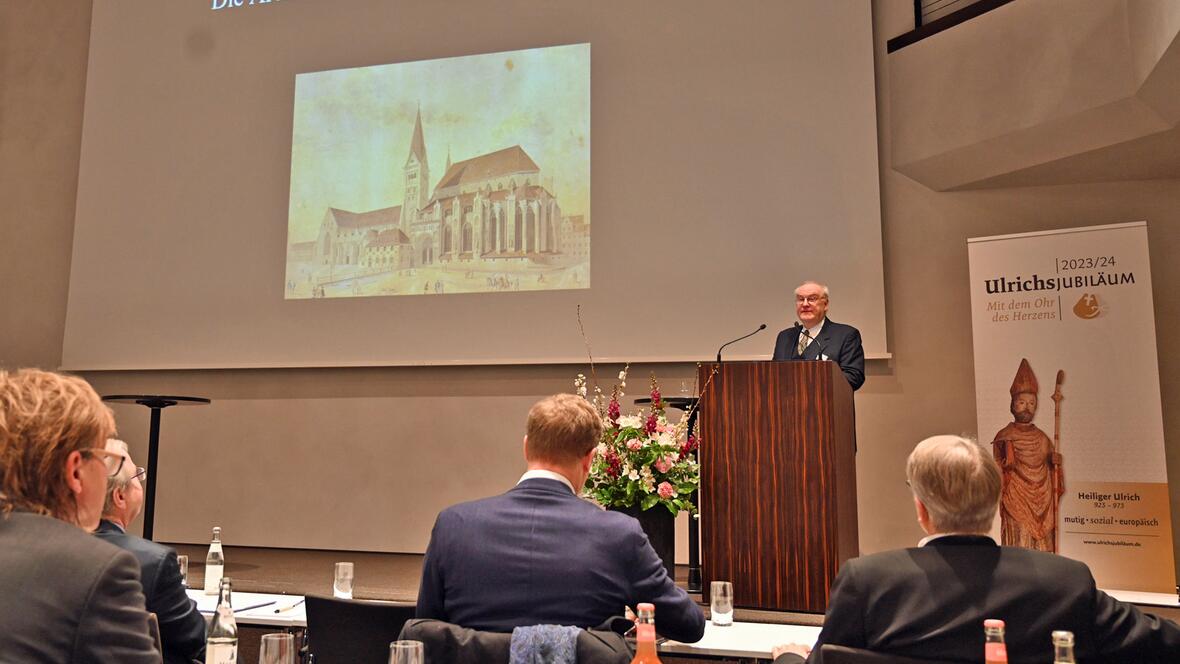 Noch heute ließen sich im Dom Spuren der Um- und Anbauten entdecken, betonte Prof. Jacobsen. (Foto: Leander Stork / pba)