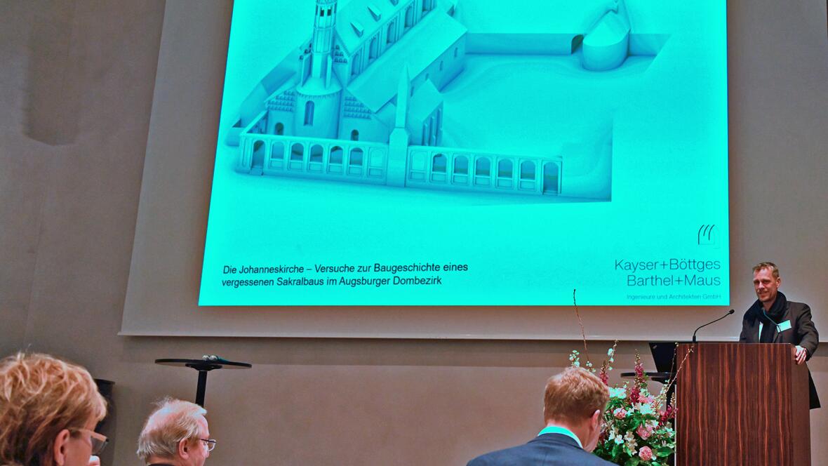 Im Rahmen seines Vortrages präsentierte PD Dr. Christian Kayser unter anderem eine Rekonstruktion der Johanneskirche. (Foto: Leander Stork / pba) 