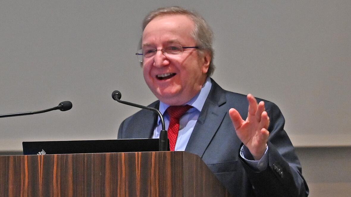 Prof. Bernd Schneidmüller verglich den Augsburger Dom unter anderem mit seinem Gegenstück in Mainz. (Foto: Leander Stork / pba) 