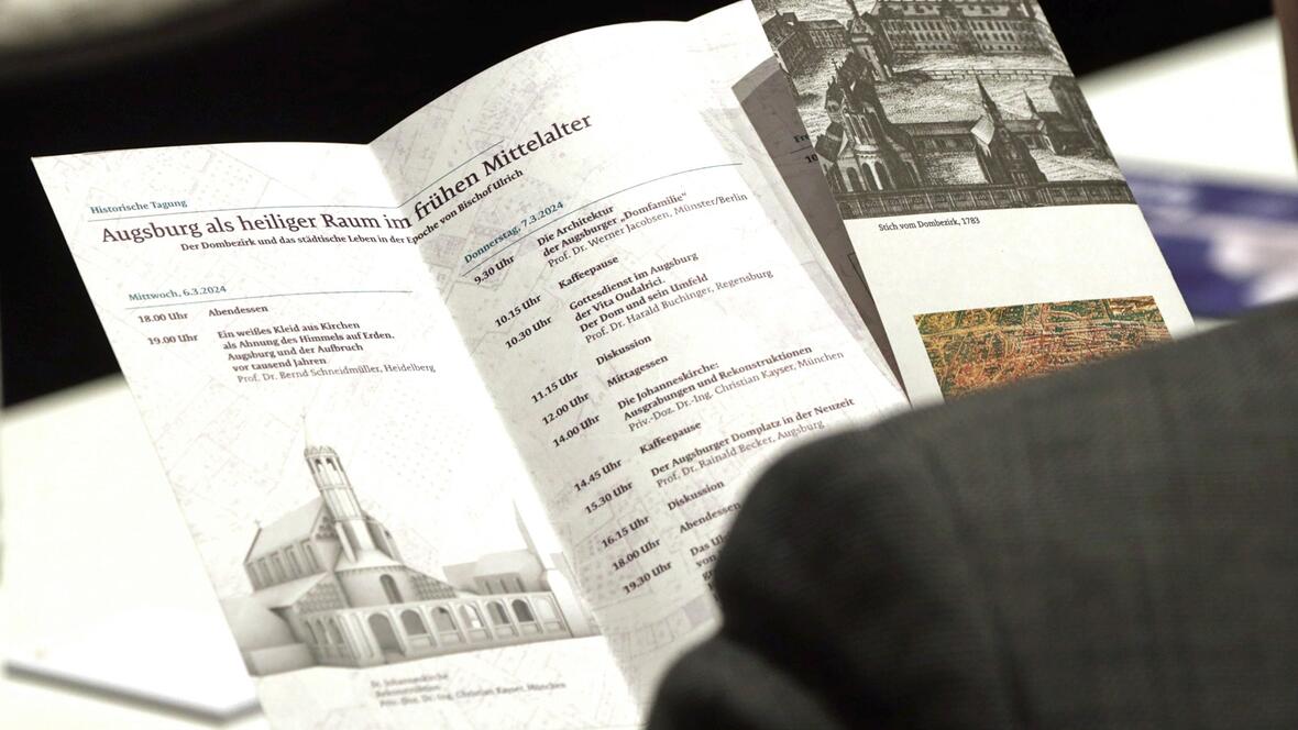 Neben den Vorträgen waren auch ein Konzert in der Ulrichsbasilika sowie ein Rundgang über den Domplatz Teil des Programms. (Foto: Annette Zoepf / pba)