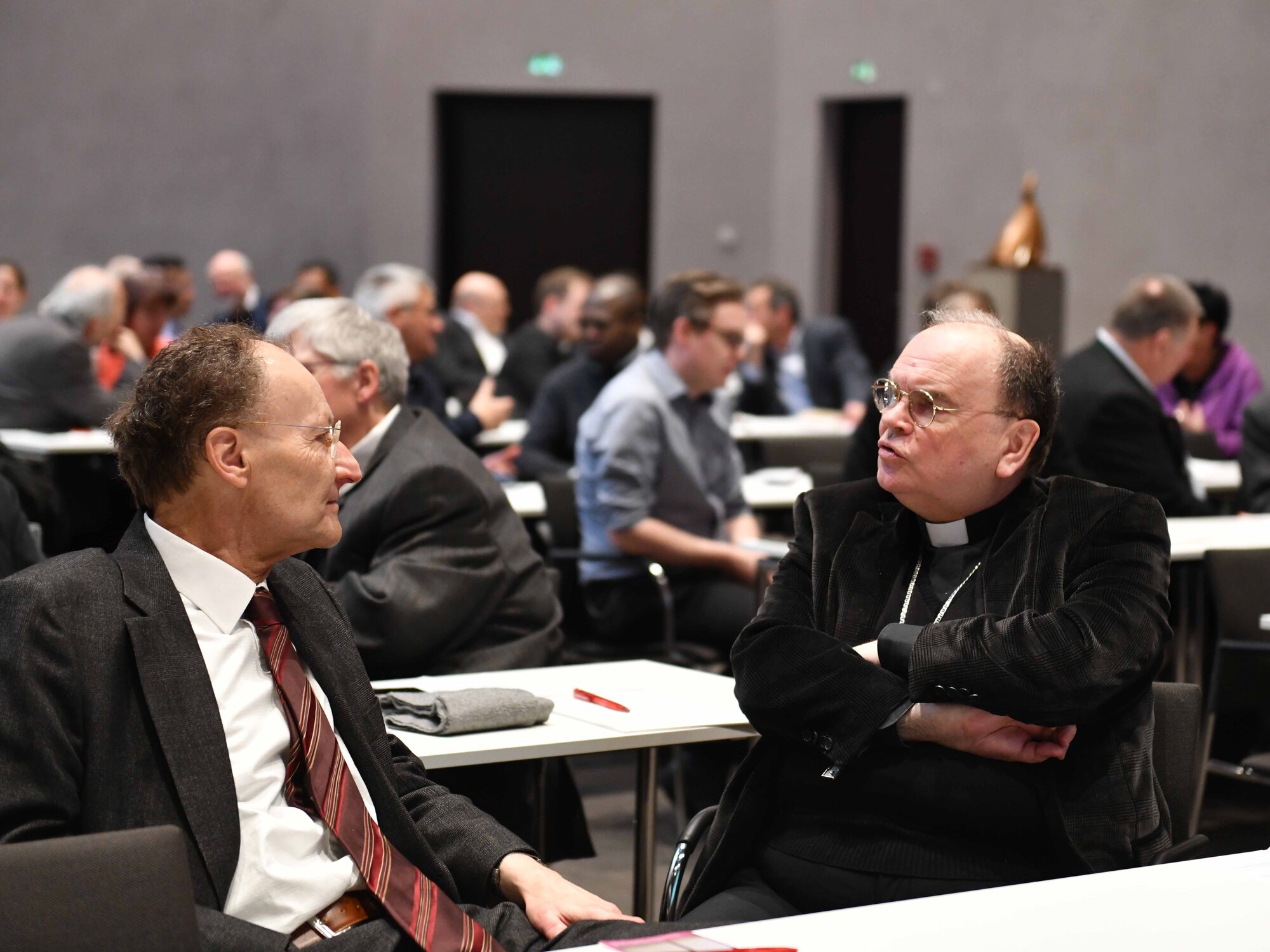 Nach seiner Begrüßung und dem ersten Impulsvortrag tauschte sich auch Bischof Bertram mit dem Generalvikar über das Gehörte aus.  