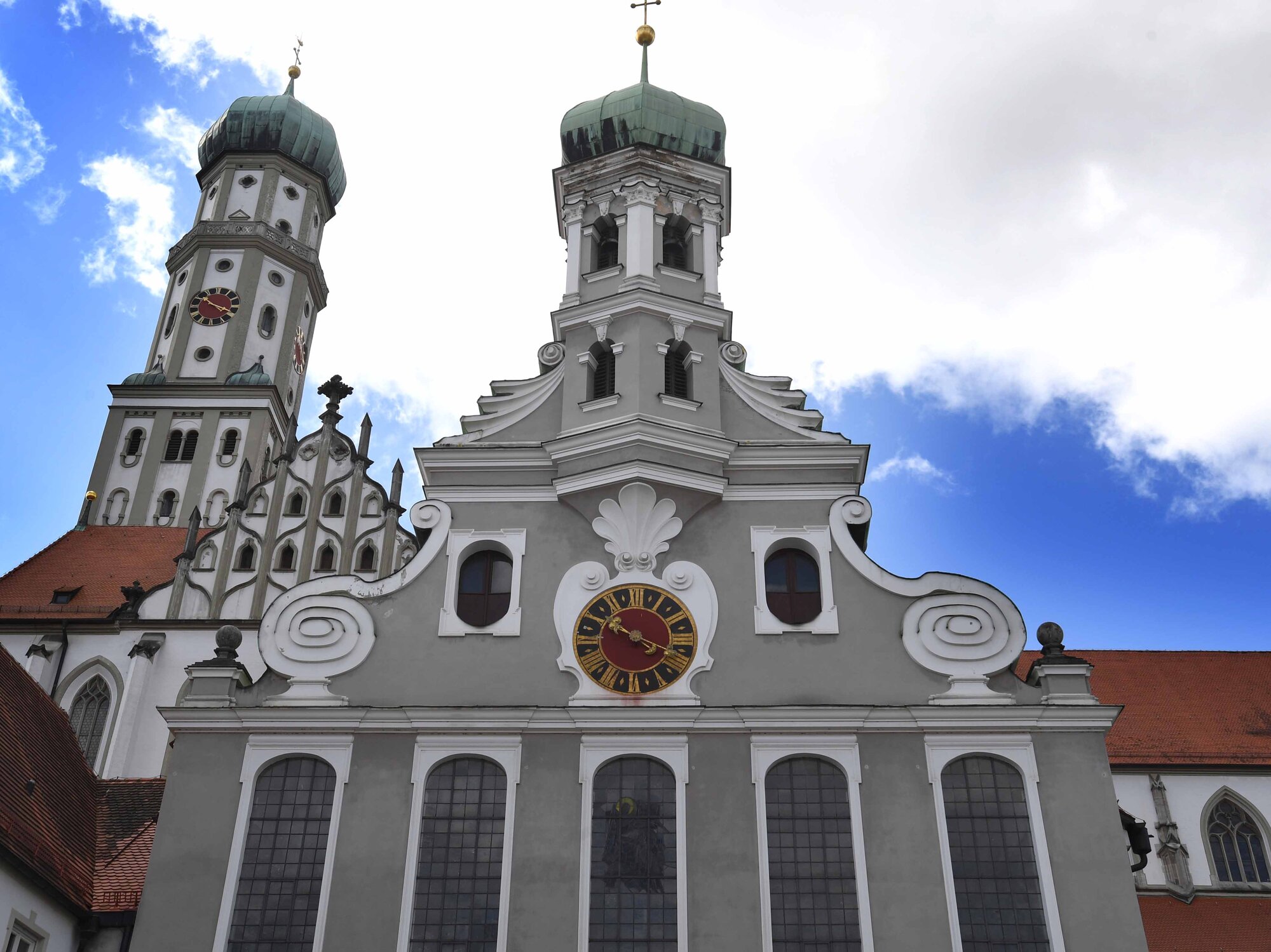 Sinnbildlich für gelebte Ökumene in Augsburg: die beiden Ulrichskirchen. (Foto: KK Augsburg und Schwaben)