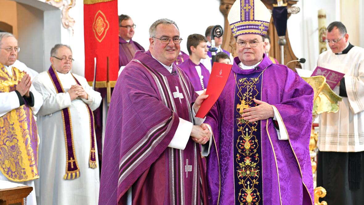 Einführung des neuen Wallfahrtsdirektors von Maria Vesperbild: Bischof Bertram überreicht Dr. Michael Menzinger die Ernennungsurkunde. (Fotos: Nicolas Schnall / pba)