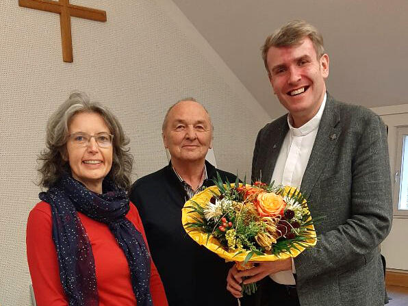 Pfarrer Bernd Rochna (rechts im Bild) wird neuer Landvolkseelsorger in Bayern, daneben die KLB-Landesvorsitzende Michaela Widmann und der stellvertretende Landesvorsitzende Gerd Schneider (Foto: Martin Wagner / KLB Bayern)
