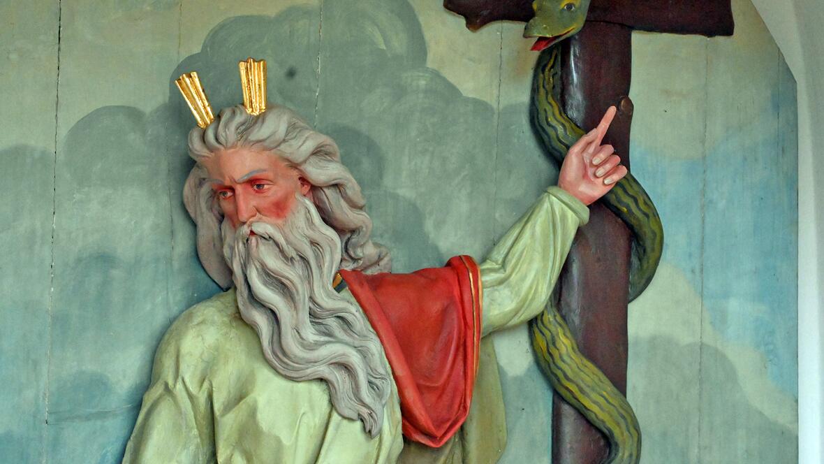 Auf dem Kalvarienberg in Wettenhausen befinden sich nicht nur kleine Kapellen mit den Kreuzwegstationen, sondern auch weitere biblische Szenen, wie hier Mose mit der erhöhten Schlange. (Fotos: Leander Stork / pba)