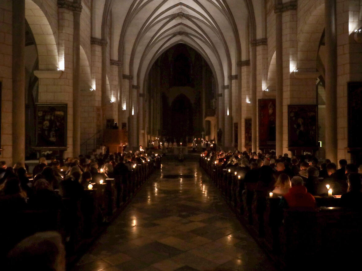 Der von Kerzen erleuchtete Hohe Dom in der Osternacht (Fotos: Annette Zoepf / pba)