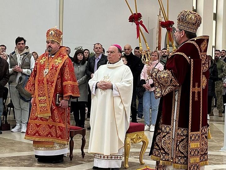 Nach seiner Ankunft in Kiew feierte Bischof Bertram mit dem Oberhaupt der ukrainischen griechisch-katholischen Kirche, Großerzbischof Sviatoslav Shevchuk, Gottesdienst (Foto: Deutsche Bischofskonferenz / Ewelina Sowa).