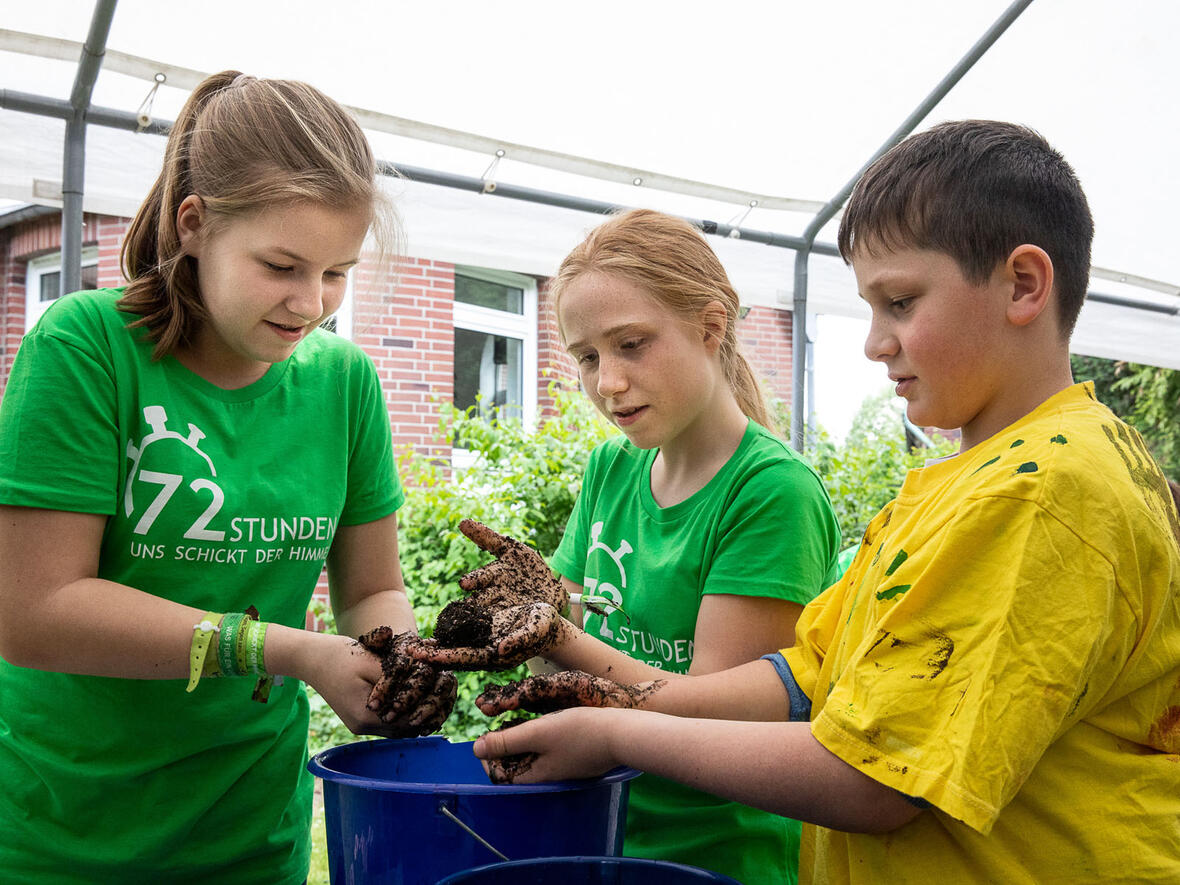 Kinder bei einem Bauprojekt im Rahmen der letzten 72-Stunden-Aktion (Foto: Achim Pohl / BDKJ)