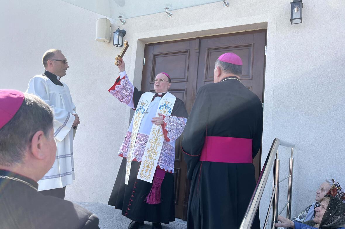 Bischof Bertram weihte die Kirche St. Josef in Radechiw nahe Lemberg. (Fotos: Deutsche Bischofskonferenz / Ewelina Sowa)