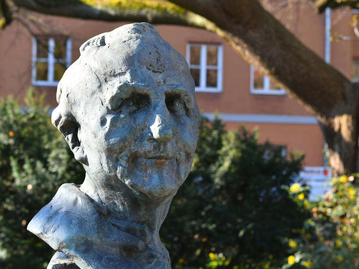 Die Büste von Max Josef Metzger auf dem Domplatz in Augsburg. (Foto: Julian Schmidt / pba)