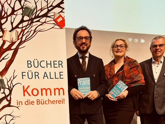 Buchvorstellung mit (von links) Dr. Heribert Prantl, Dr. Claudia Pecher von der Landesfachstelle für Büchereien und Bildung im Sankt Michaelsbund sowie Peter Hart (Diözesanbibliothekar). (Foto: St. Michaelsbund)