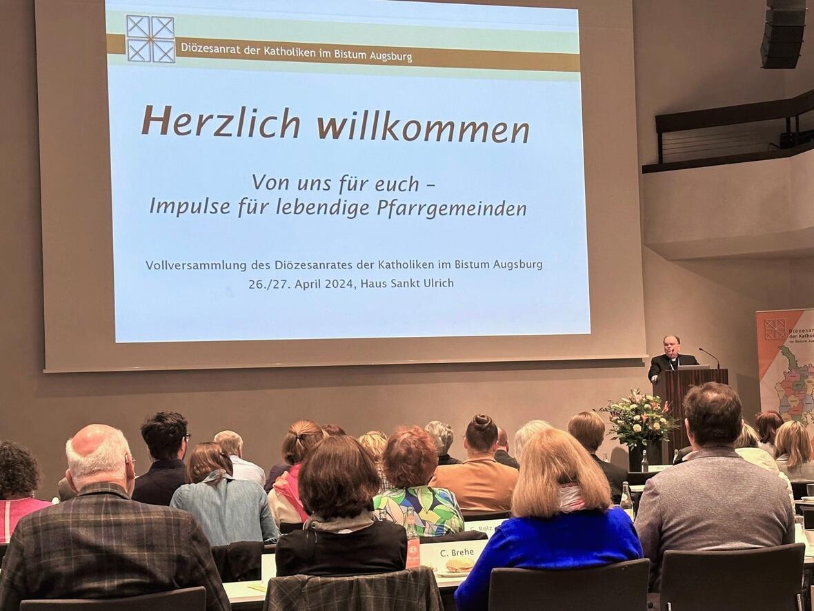 Ausführlicher Austausch am ersten Tag der Vollversammlung: Bischof Bertram vor den Delegierten des Diözesanrates (Foto: pba/Ulrich Bobinger).