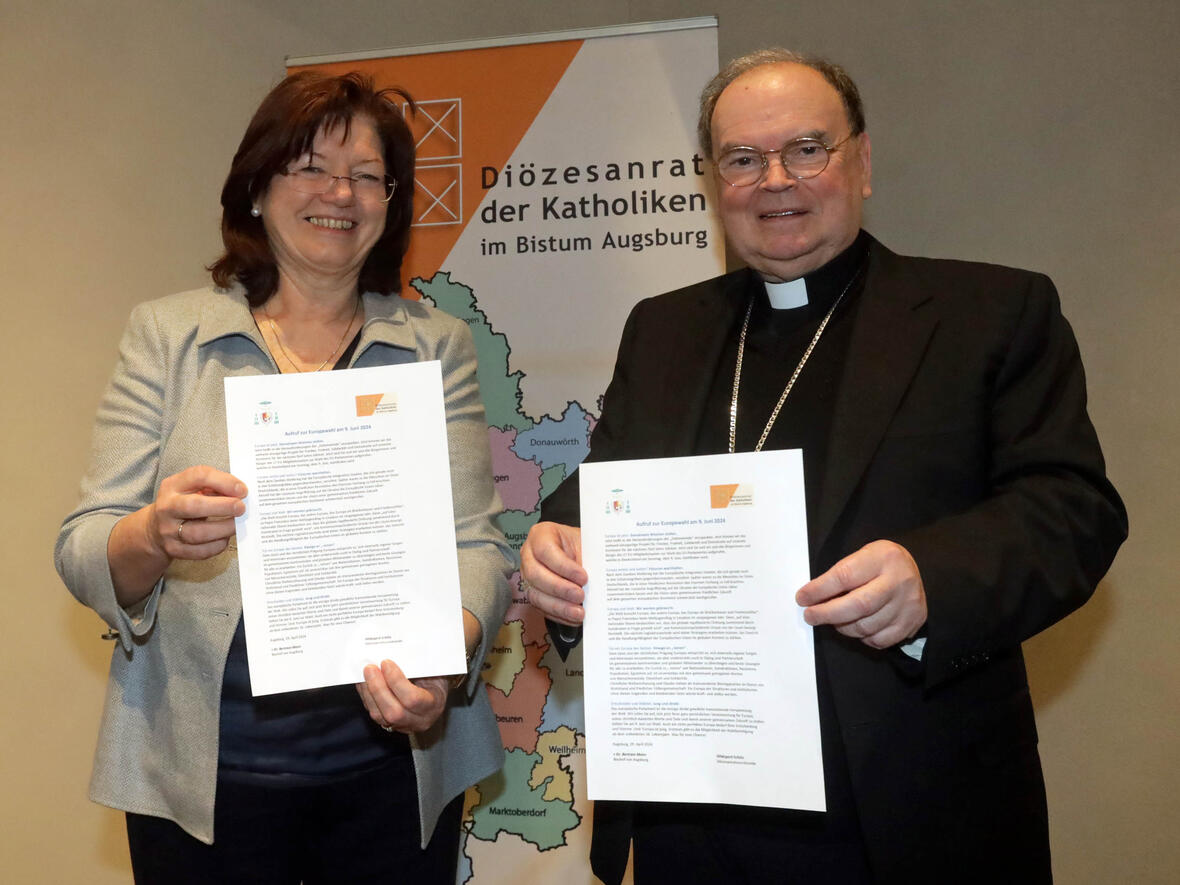 Gemeinsamer Aufruf zur Europawahl am 9. Juni: Diözesanratsvorsitzende Schütz und Bischof Bertram machen sich für ein friedliches Europa stark. (Foto: Annette Zoepf / pba)