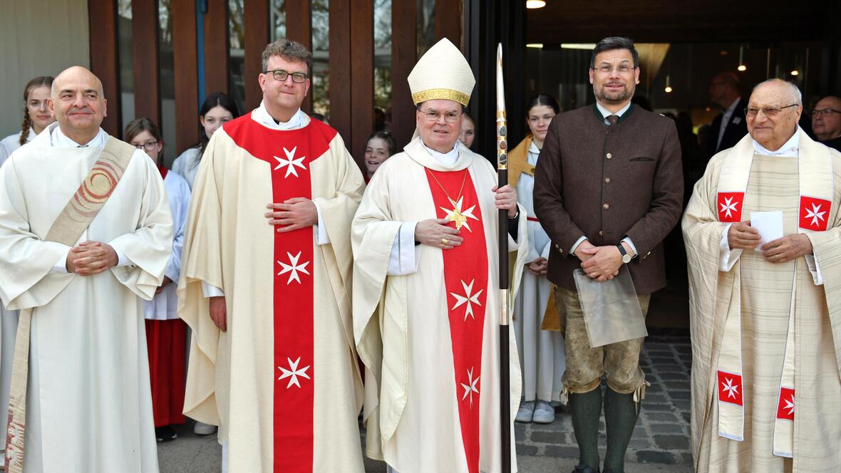 Nach der offiziellen Einführung des neuen Diözesanseelsorgers der Malteser (v.l.) Diözesan-Caritasdirektor Diakon Markus Müller, Pfarrer Markus Willig, Bischof Bertram, Wolf-Dietrich Graf von Hundt (ehrenamtlicher Diözesanleiter) sowie Prälat Karl-Heinz Zerrle. (Fotos: Nicolas Schnall / pba)