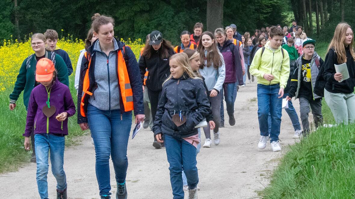 "Gemeinsam für Christus": Bei der Jugendwallfahrt zum Kalvarienberg bei Pobenhausen machten sich auch heuer wieder zahlreiche Kinder, Jugendliche und junge Erwachsene auf den Weg. (Fotos: Johanna Sigl / Katholische Jugendstelle Schrobenhausen)