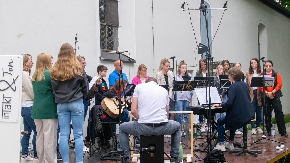 Eine Jugendband begleitete den Gottesdienst musikalisch.