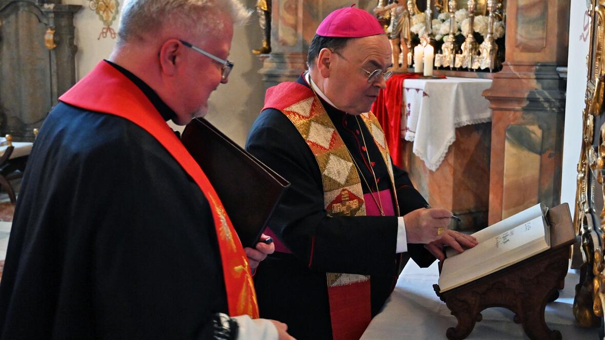 Unter den Augen von Präses Florian Geis trug sich Bischof Bertram als 587. Mitglied in das Bruderschaftsbuch ein. (Fotos: Leander Stork / pba)