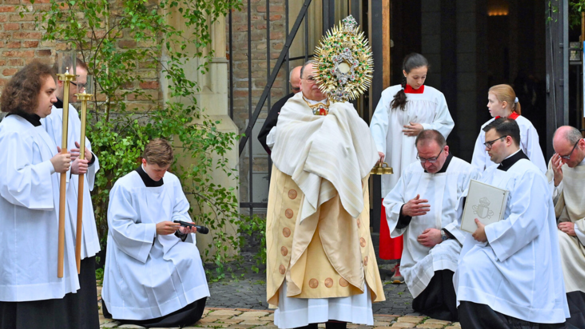 Vom Domplatz aus spendete Bischof Bertram den Segen in alle vier Himmelsrichtungen. (Fotos: Leander Stork / pba)