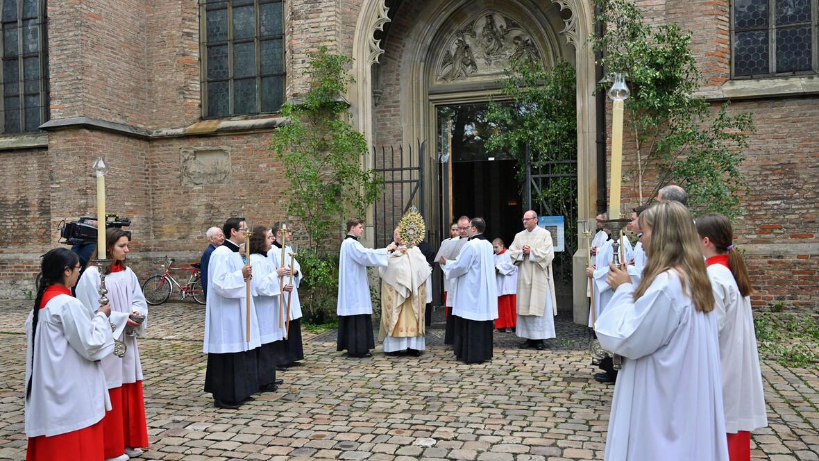 „Keine geballten Fäuste, sondern gefaltete Hände“