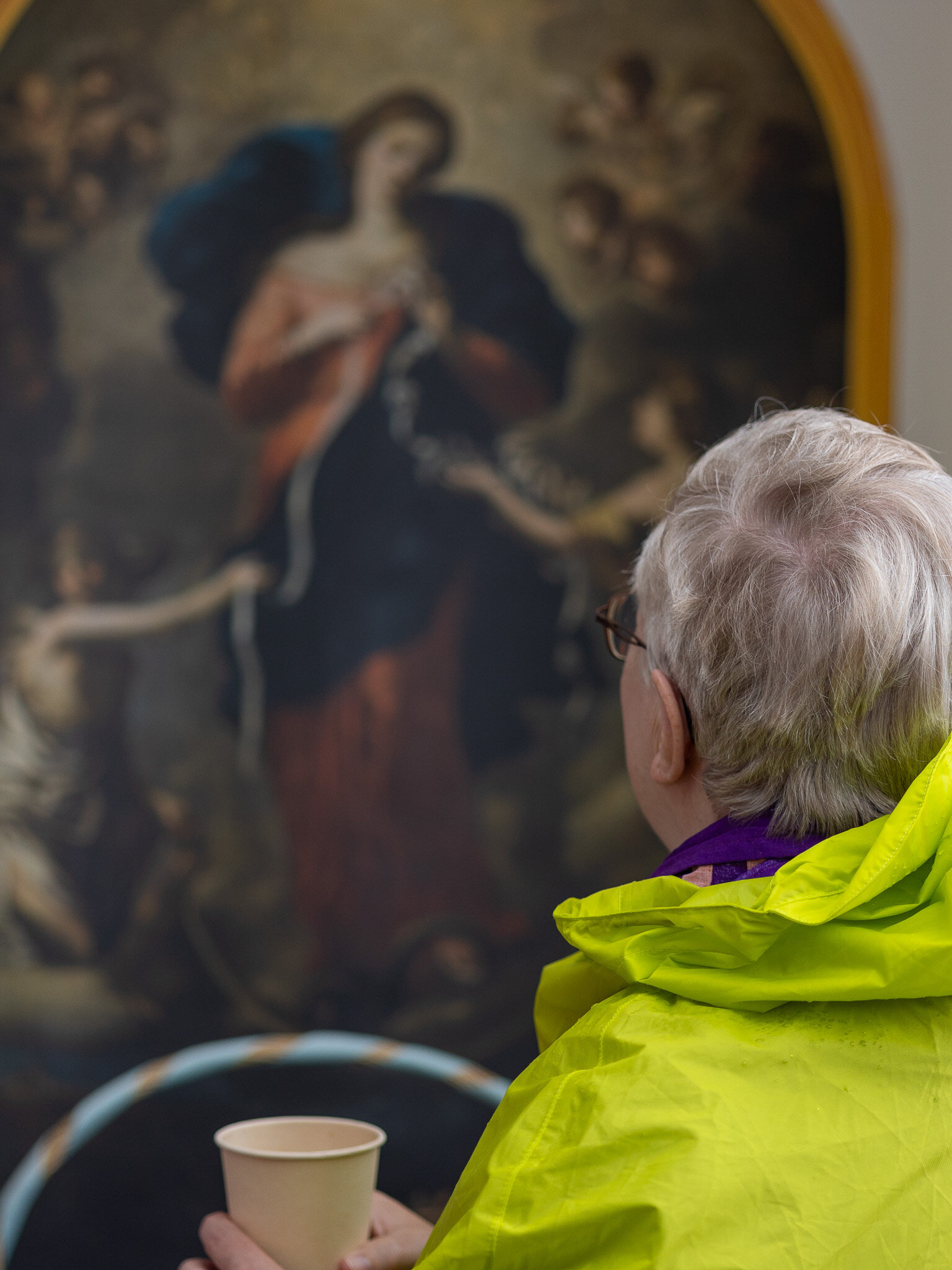 Die Besucherinnen und Besucher waren eingeladen, sich mit der Figur der Knotenlöserin auseinanderzusetzen.