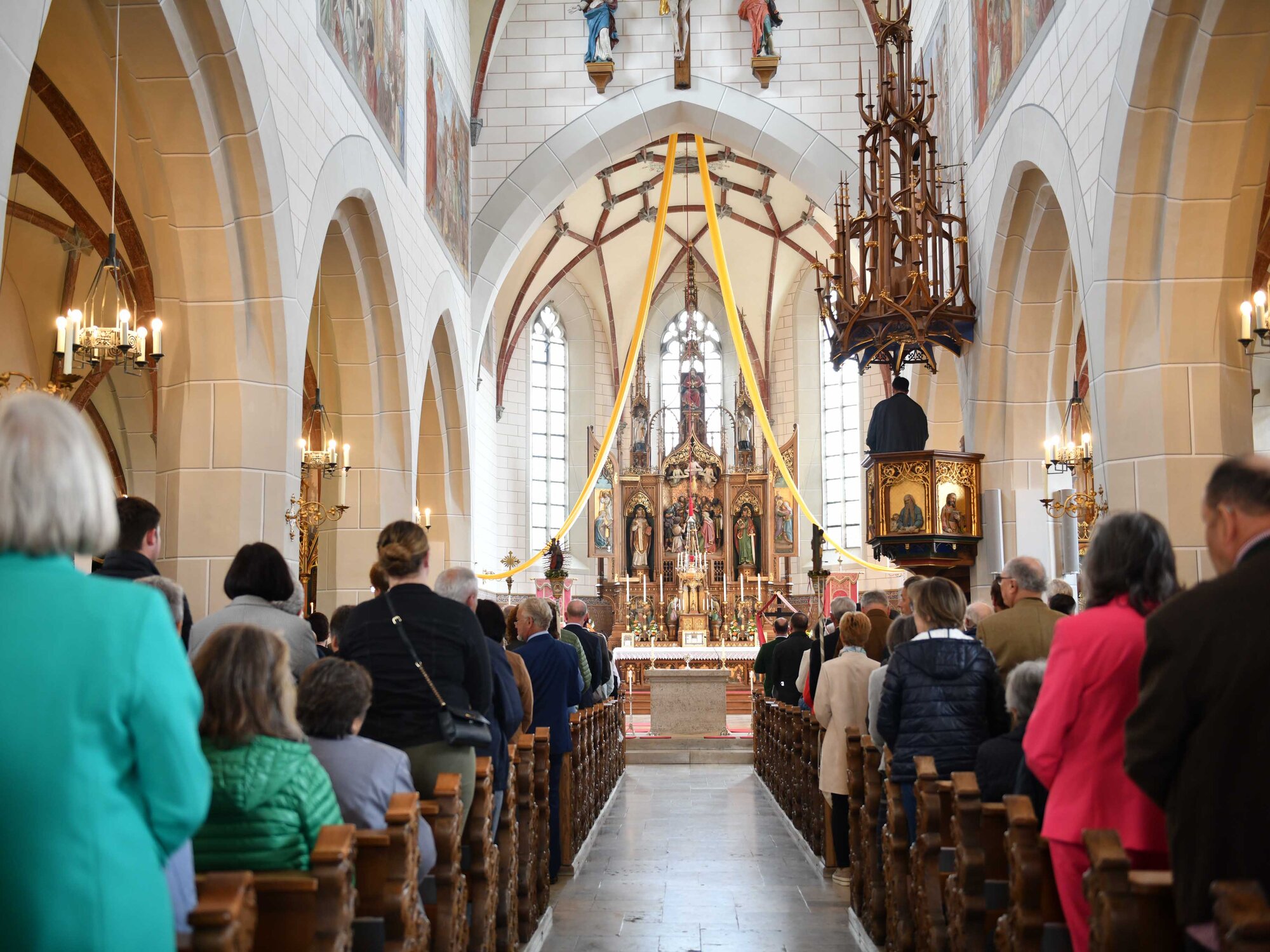 Die Pfarrkirche St. Peter und Paul erstrahlt in neuem Glanz: eine jahrelange Renovierung war vorausgegangen (Foto: Maria Rösch / pba)
