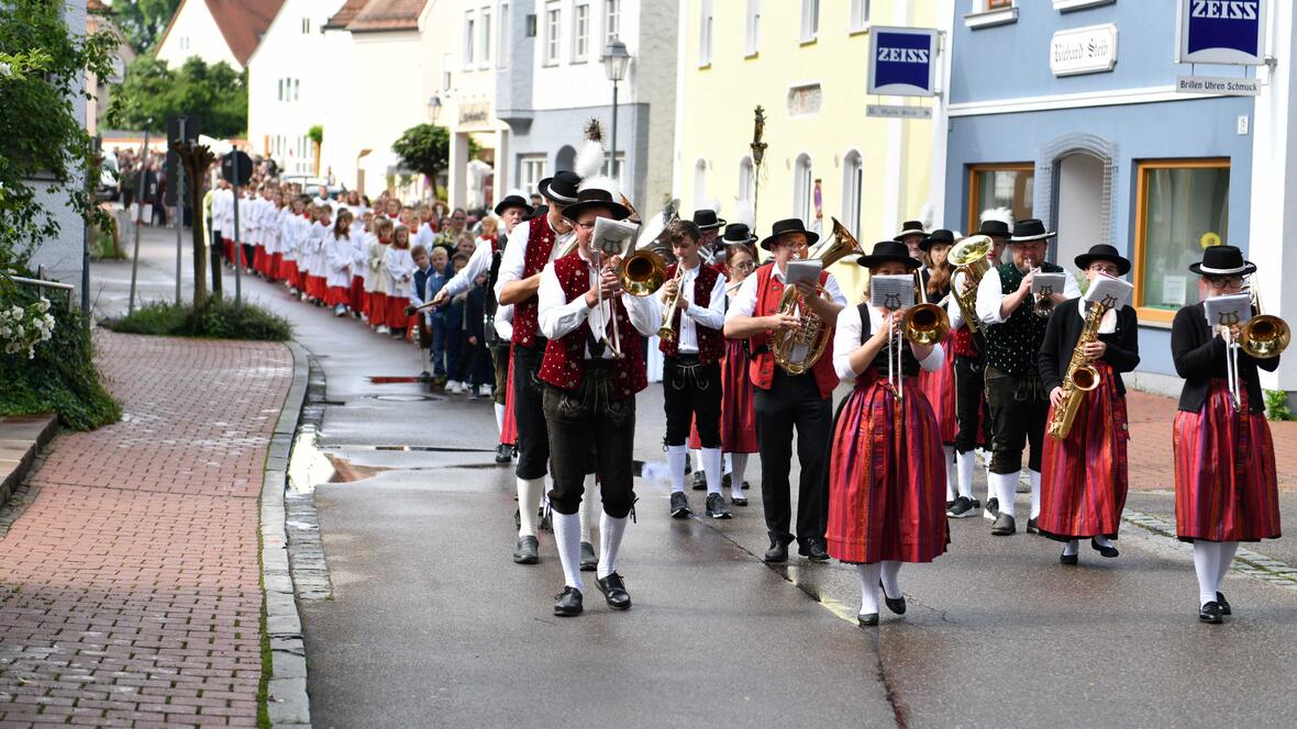Zusammen mit Bischof Dr. Bertram Meier feierten die Gläubigen der Pfarrei St. Peter und Paul in Pöttmes den Abschluss der rund zwei Jahre dauernden Sanierungsarbeiten ihrer Pfarrkirche. Ein Festumzug ging dem Gottesdienst voraus (Fotos: Maria Rösch / pba) 